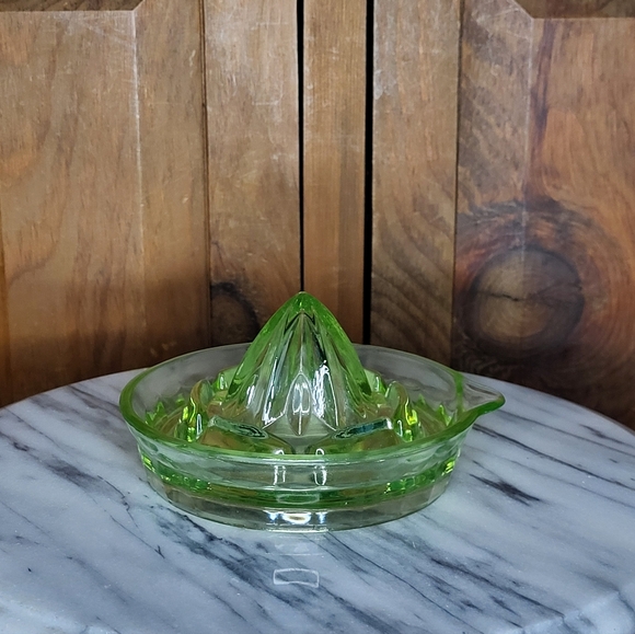 Uranium Glass Juicer - Picture 9 of 15
